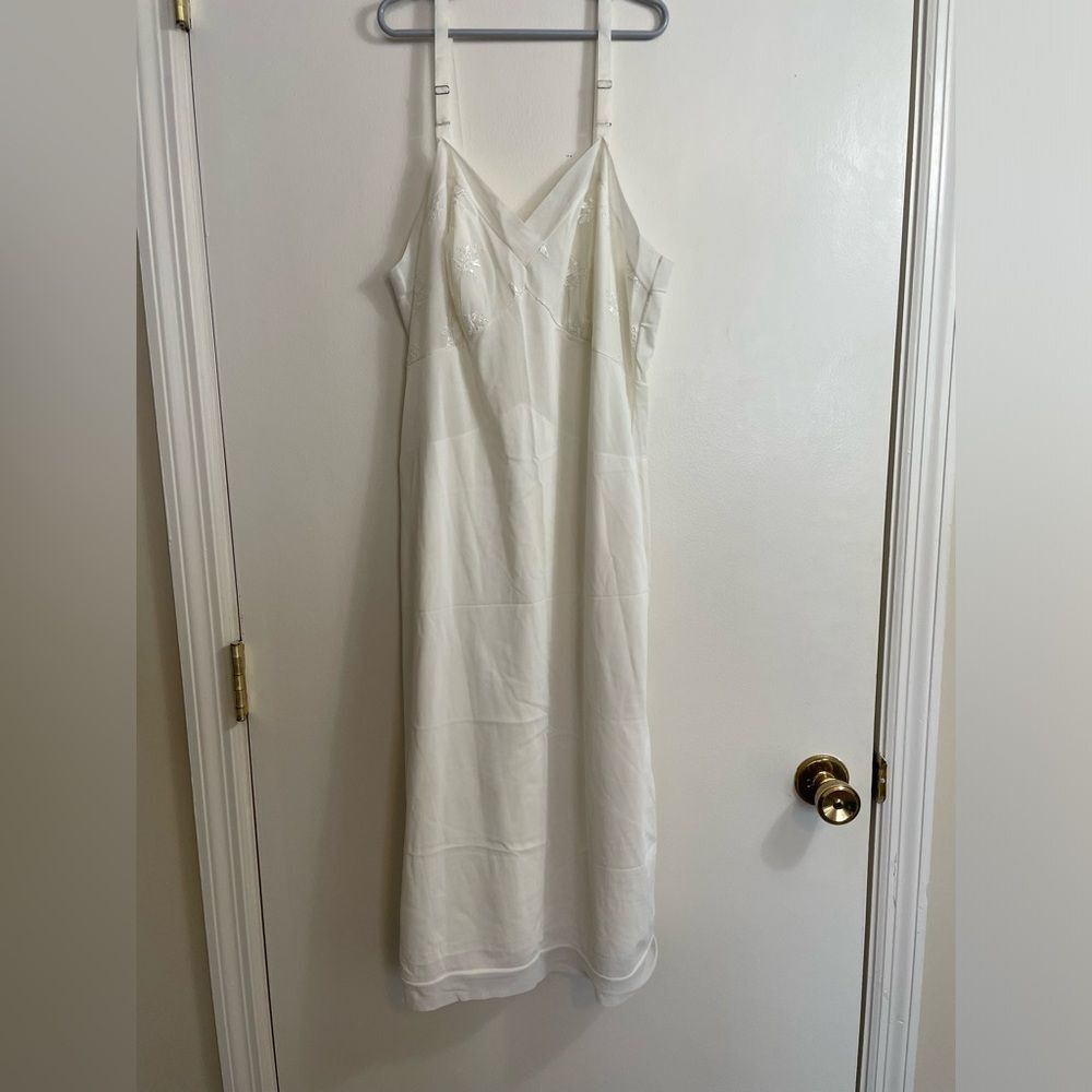 Vintage Nylon Lined slip in ecru, size medium